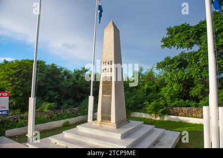 Grenzdenkmal zwischen dem französischen St. Martin und dem niederländischen Sint Maarten auf St. Martin Island, Niederländische Karibik. Stockfoto