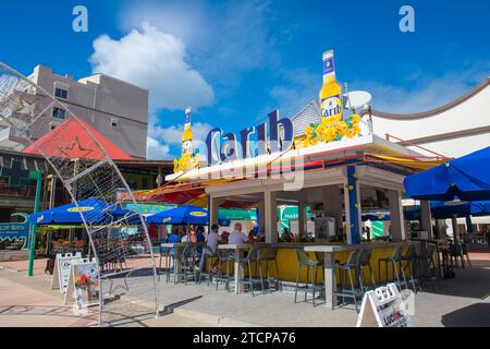 Carib Restaurant und Bar am Boardwalk am Great Bay Beach im historischen Zentrum von Philipsburg in Sint Maarten, niederländische Karibik. Stockfoto