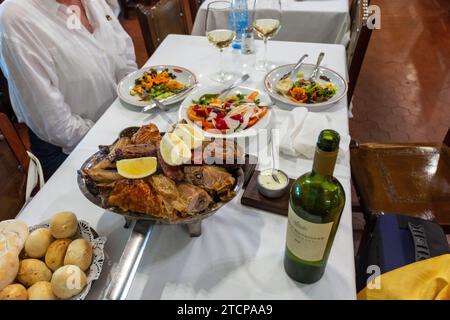 Das Essen wird im großen Fleisch- und Steakrestaurant La Estancia Asador Criollo in buenos aires serviert. argentinien. südamerika Stockfoto