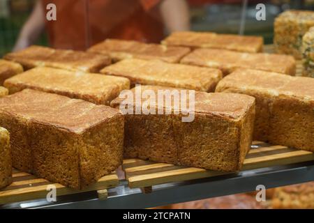 Mehrere Brotlaibe auf der Theke in einer Bäckerei Stockfoto