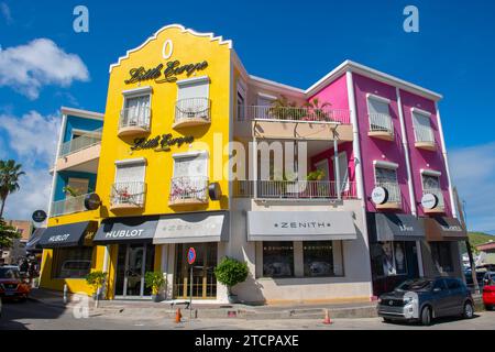 Historische Geschäftsgebäude an der Front Street im historischen Zentrum von Philipsburg in Sint Maarten, niederländische Karibik. Stockfoto