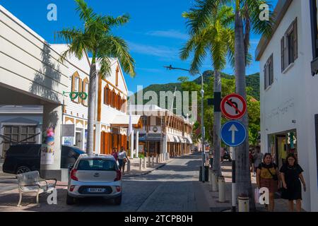 Historische Geschäftsgebäude an der Front Street im historischen Zentrum von Philipsburg in Sint Maarten, niederländische Karibik. Stockfoto