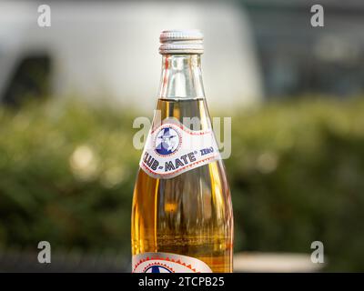 Club Mate Zero Sugar Getränk aus nächster Nähe. Der Yerba Mate Tee ist kohlensäurehaltig und mit Koffein. Nahaufnahme des Logos mit dem Django-Symbol. Stockfoto