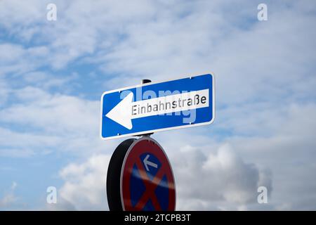 Straßenschild Einbahnstraße (Einbahnstraße) in Deutschland. Nahaufnahme des Straßenschilds, das nach links zeigt. Verkehrsordnung im städtischen Raum. Stockfoto