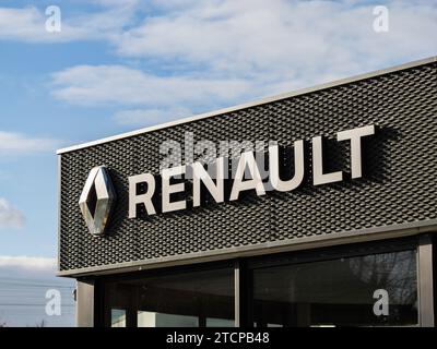 Renault-Logo der französischen Automobilmarke. Das Logo befindet sich an der Außenseite eines Autohändlergebäudes. Die Automobilindustrie ist ein großer Arbeitgeber. Stockfoto