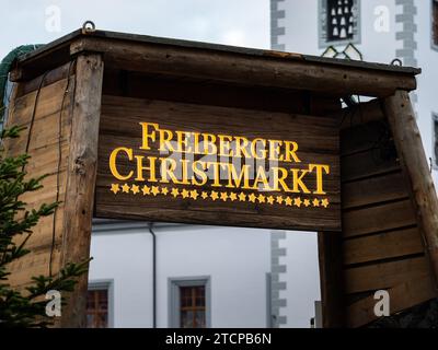 Schild Freiberger Chistmarkt am Eingang. Beleuchtete Beschilderung des traditionellen Weihnachtsfestes in Deutschland. Stockfoto