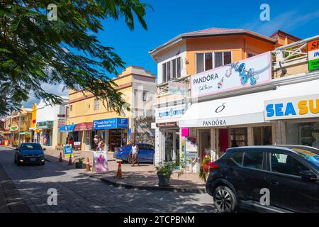 Historische Geschäftsgebäude an der Front Street im historischen Zentrum von Philipsburg in Sint Maarten, niederländische Karibik. Stockfoto