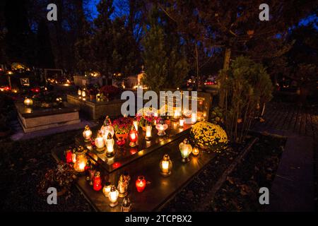 Kerzen auf dem Rakowicki-Friedhof zum Allerheiligen (wszystkich swietych) in Krakau, Polen Stockfoto