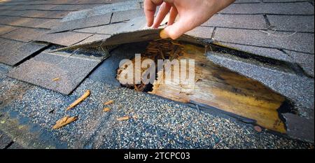 Nahaufnahme beschädigter Asphaltschindeln Stockfoto