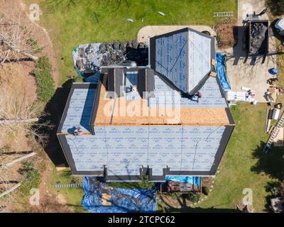 Drohnenbilder verschiedener Wohnhäuser bei Dachinspektionen. Stockfoto