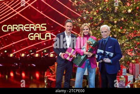 Leipzig, Deutschland. Dezember 2023. Der spanische Tenor José Carreras (r) tritt neben Moderatorin Stephanie Müller-Spirra und Moderator Sven Lorig vor der 29. José Carreras Gala in Leipzig auf. Die Gala mit vielen internationalen und nationalen Künstlern wird am 14. Dezember ab 8,15 Uhr live im MDR-Fernsehen ausgestrahlt. Quelle: Hendrik Schmidt/dpa/Alamy Live News Stockfoto