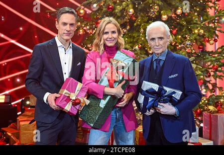 Leipzig, Deutschland. Dezember 2023. Der spanische Tenor José Carreras (r) tritt neben Moderatorin Stephanie Müller-Spirra und Moderator Sven Lorig vor der 29. José Carreras Gala in Leipzig auf. Die Gala mit vielen internationalen und nationalen Künstlern wird am 14. Dezember ab 8,15 Uhr live im MDR-Fernsehen ausgestrahlt. Quelle: Hendrik Schmidt/dpa/Alamy Live News Stockfoto