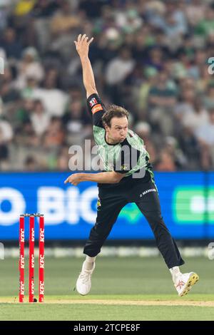 Melbourne, Australien. Dezember 2023. Melbourne Stars Spieler Joel Paris Bowls während des KFC Big Bash League (BBL13) T20 Spiels zwischen Melbourne Stars und Perth Scorchers auf dem Melbourne Cricket Ground. Quelle: Santanu Banik/Alamy Live News Stockfoto