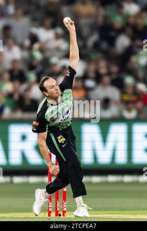 Melbourne, Australien. Dezember 2023. Melbourne Stars Spieler Joel Paris Bowls während des KFC Big Bash League (BBL13) T20 Spiels zwischen Melbourne Stars und Perth Scorchers auf dem Melbourne Cricket Ground. Quelle: Santanu Banik/Alamy Live News Stockfoto