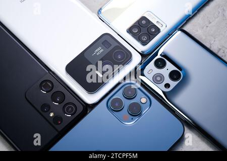 HCMC, VN - Dez. 2023. Viele Arten von Objektiven für Smartphone-Kameras Stockfoto