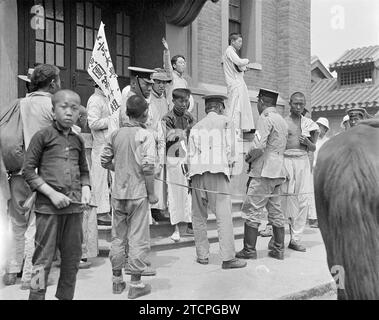 China: Revolutionäre Studenten und Dozenten demonstrieren an der Universität Peking, Bewegung vom 4. Mai 1919. Die Vierte Mai-Bewegung war eine antiimperialistische, kulturelle und politische Bewegung, die aus Studentendemonstrationen am 4. Mai 1919 in Peking entstand und gegen die schwache Reaktion der chinesischen Regierung auf den Vertrag von Versailles protestierte, insbesondere gegen das Shandong-Problem. Diese Demonstrationen lösten nationale Proteste aus und markierten den Aufschwung des chinesischen Nationalismus, eine Verschiebung hin zu politischer Mobilisierung und weg von kulturellen Aktivitäten sowie einen Schritt hin zu einer populistischen Basis statt intellektueller Eliten. Stockfoto