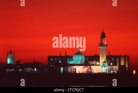 Indien: Sonnenuntergang in der Haji Ali Moschee und Dargah, Worli Bay, Mumbai. Der Dargah ist in das Meer gebaut und beherbergt das Grab des heiligen PIR Haji Ali Shah Buchari. Der Dargah wurde 1431 gebaut. Stockfoto