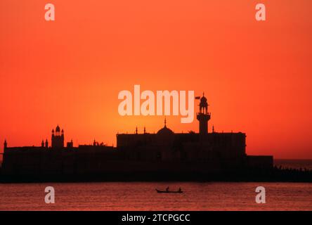 Indien: Sonnenuntergang in der Haji Ali Moschee und Dargah, Worli Bay, Mumbai. Der Dargah ist in das Meer gebaut und beherbergt das Grab des heiligen PIR Haji Ali Shah Buchari. Der Dargah wurde 1431 gebaut. Stockfoto