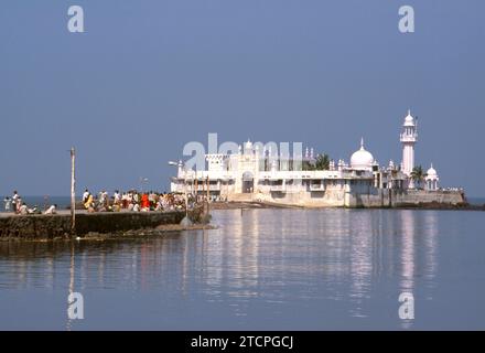 Indien: Haji Ali Moschee und Dargah, Worli Bay, Mumbai. Der Dargah ist in das Meer gebaut und beherbergt das Grab des heiligen PIR Haji Ali Shah Buchari. Der Dargah wurde 1431 gebaut. Stockfoto