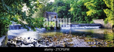 Panoramabild eines alten Staudamms mit einem Wasserfall am Whippany River, Speedwell Lake Park, Morristown, Morris County, New Jersey Stockfoto