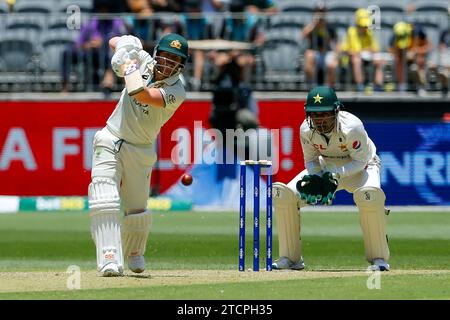 Perth Stadium, Perth, Australien. Dezember 2023. International Test Cricket, Australien gegen Pakistan 1. Test Day 1; David Warner aus Australien spielt durch Cover Credit: Action Plus Sports/Alamy Live News Stockfoto