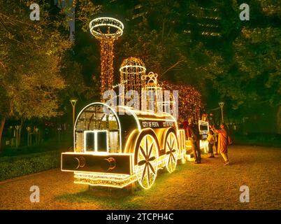 Der Vintage Christmas Train ist Teil der festlichen Dekoration in Perth in Western Australia. Stockfoto