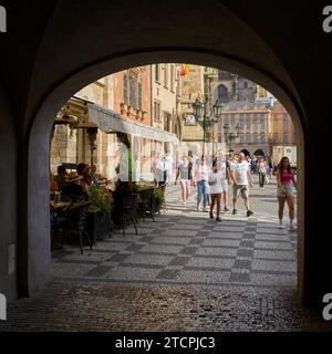 Touristen im Alten Rathaus in Prag, Staromestska radnice, durch eine Arkade gesehen Stockfoto