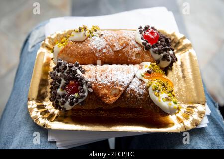Sizilianische Cannoli auf einem Teller Stockfoto