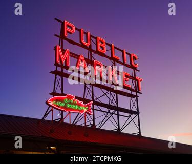 Niedrigwinkelblick auf den Pike Place Market Neonschilder in der Dämmerung, Seattle, Washington State, USA Stockfoto