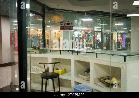 Caracas, Venezuela. Dezember 2023. Ein leeres Geschäft mit einem Schild mit der Aufschrift „zum Verkauf“ in einem Einkaufszentrum im Stadtzentrum. Nach einem kurzen Boom dank der Dollarisierung der Wirtschaft ist Venezuelas wirtschaftliche Lage mit einer jährlichen Inflation von 398 % und einem Rückgang der Wirtschaftstätigkeit um 7 % immer noch beunruhigt. Mit einem Mindestlohn von nur 8 Dollar kämpft ein Großteil der Bevölkerung immer noch darum, das Ende des Monats zu erreichen. (Credit Image: © Davide Bonaldo/SOPA Images via ZUMA Press Wire) NUR REDAKTIONELLE VERWENDUNG! Nicht für kommerzielle ZWECKE! Stockfoto