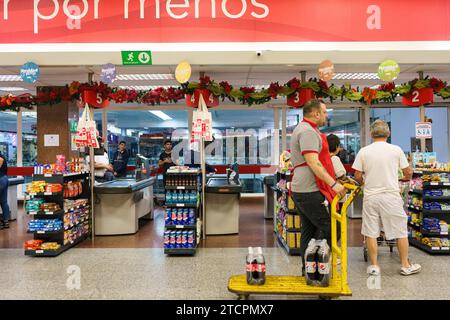 Caracas, Venezuela. Dezember 2023. Die Leute sahen in einem Supermarkt einkaufen. Nach einem kurzen Boom dank der Dollarisierung der Wirtschaft ist Venezuelas wirtschaftliche Lage mit einer jährlichen Inflation von 398 % und einem Rückgang der Wirtschaftstätigkeit um 7 % immer noch beunruhigt. Mit einem Mindestlohn von nur 8 Dollar kämpft ein Großteil der Bevölkerung immer noch darum, das Ende des Monats zu erreichen. (Credit Image: © Davide Bonaldo/SOPA Images via ZUMA Press Wire) NUR REDAKTIONELLE VERWENDUNG! Nicht für kommerzielle ZWECKE! Stockfoto