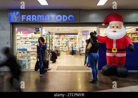 Caracas, Venezuela. Dezember 2023. Leute, die am Eingang einer 'Farmatodo'-Apotheke warteten. Nach einem kurzen Boom dank der Dollarisierung der Wirtschaft ist Venezuelas wirtschaftliche Lage mit einer jährlichen Inflation von 398 % und einem Rückgang der Wirtschaftstätigkeit um 7 % immer noch beunruhigt. Mit einem Mindestlohn von nur 8 Dollar kämpft ein Großteil der Bevölkerung immer noch darum, das Ende des Monats zu erreichen. (Credit Image: © Davide Bonaldo/SOPA Images via ZUMA Press Wire) NUR REDAKTIONELLE VERWENDUNG! Nicht für kommerzielle ZWECKE! Stockfoto