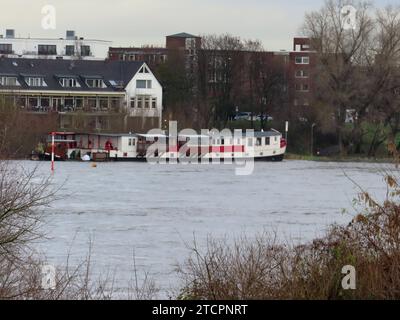 Blick ueber den Hochwasser Rheinstrom auf das Bootshaus Bottke bei Volmerswerth Düsseldorf Rheinhochwasser Bootshaus Bottke Restaurant *** Blick über den überfluteten Rhein zum Bootshaus Bottke bei Volmerswerth Düsseldorf Rheinhochwasser Bottke Bootshaus Restaurant Stockfoto