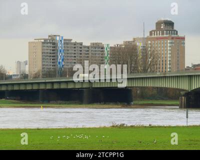 Blick ueber den Hochwasser Rheinstrom mit Josef- Kardinal-Frings-Bruecke auf das Rheinparkcenter mit dem Hotel Crowne Plaza in Neuss Neuss Rheinhochwasser Rheinparkcenter mit Crowne Plaza und Fringsbruecke *** Blick über den überfluteten Rhein mit Josef Kardinal Frings Brücke zur Brücke Rheinparkcenter mit dem Crowne Plaza Hotel in Neuss Neuss Rheinparkcenter mit Crowne Plaza und Frings Bridge Stockfoto