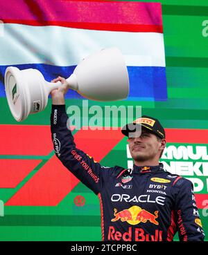 Dateifoto vom 27.08.2023 von Max Verstappen von Red Bull Racing feiert mit der Trophäe auf dem Podium nach dem Sieg des Großen Preises der Niederlande. Red Bull absolvierte 2023 die dominierendste Saison in der Geschichte der Formel 1, als Max Verstappen 19 der 22 Rennen gewann und alle anderen in einem separaten Wettbewerb zurückließ. Ausgabedatum: Donnerstag, 14. Dezember 2023. Stockfoto