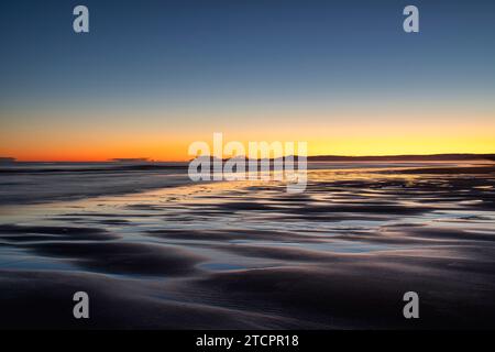 Winteraufgang über East Beach bei Ebbe. Lossiemouth, Morayshire, Schottland. Lange Belichtung Stockfoto