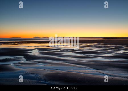 Winteraufgang über East Beach bei Ebbe. Lossiemouth, Morayshire, Schottland. Lange Belichtung Stockfoto