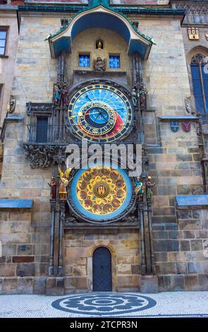 Berühmte mittelalterliche astronomische Uhr, die am Turm des Alten Rathauses befestigt ist. Erbaut im Jahr 1410, ist die älteste Uhr der Welt, die noch in Betrieb ist, in Stockfoto