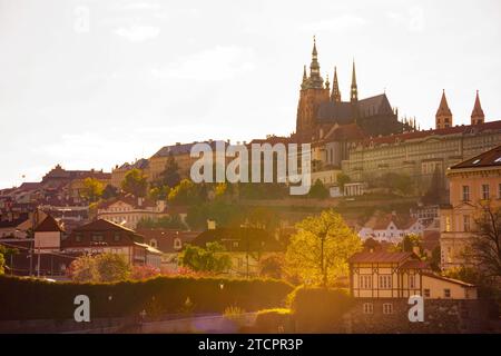 Berühmte Burg Hradcany und St. Vitusdom in Prag, Tschechische Republik (Tschechien), bei Sonnenuntergang Stockfoto