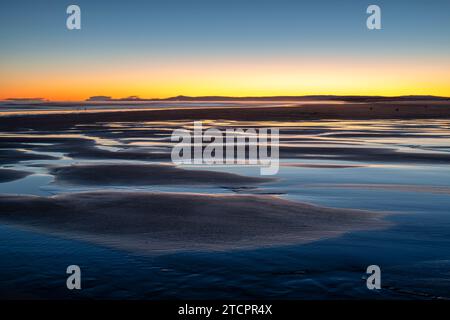 Winteraufgang über East Beach bei Ebbe. Lossiemouth, Morayshire, Schottland. Lange Belichtung Stockfoto