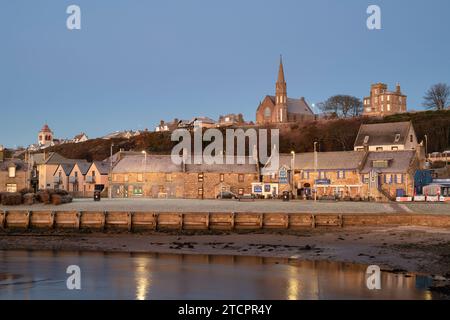 Frostiges Winterlicht auf Lossiemouth Houses und East Beach. Lossiemouth, Morayshire, Schottland Stockfoto