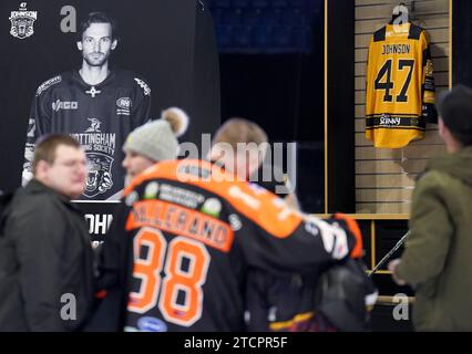 Aktenfoto vom 04.11.2023 von Menschen, die an einer Gedenkstätte für den Eishockeyspieler Adam Johnson von Nottingham Panthers teilnahmen. Der US-amerikanische Eishockeyspieler Johnson starb im Alter von 29 Jahren nach einer Kollision auf dem Eis bei einem Spiel zwischen Nottingham Panthers und Sheffield Steelers. Ausgabedatum: Donnerstag, 14. Dezember 2023. Stockfoto