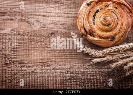 Sultana Roll Bundle mit Weizenohren auf Eichenbrett Food and Drink Konzept Stockfoto