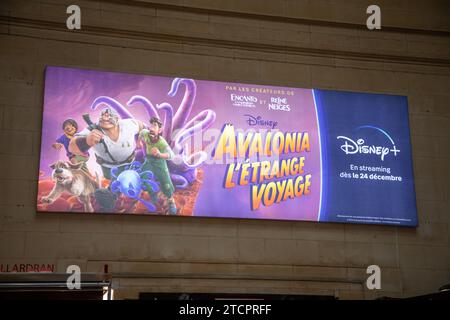 Bordeaux , Frankreich - 12 04 2023 : disney+ Logo Marke und Textschild avalonia von disney Movies Wall Advertising Stockfoto