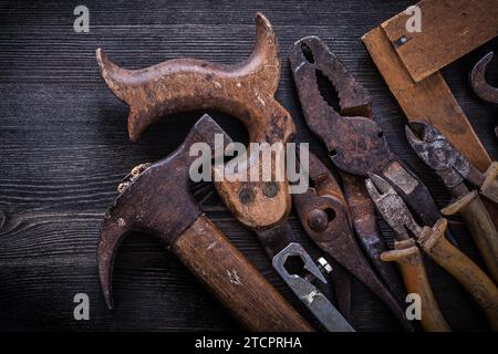 Bügelsägezange Blechschere Hammer Square Lineal Stockfoto