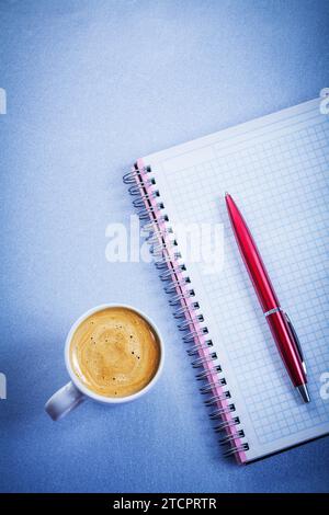 Roter Stift Meldungspad weiß Kaffeetasse Bürokonzept Stockfoto