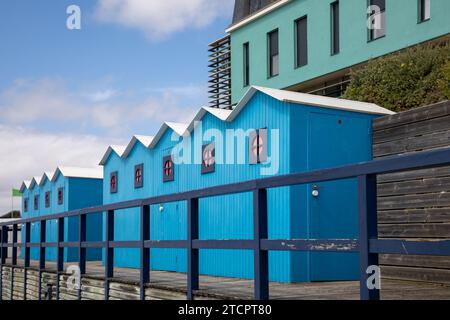 Blaue farbenfrohe Holzhütten am Strand in Saint-Gilles-Croix-de-Vie frankreich Stockfoto