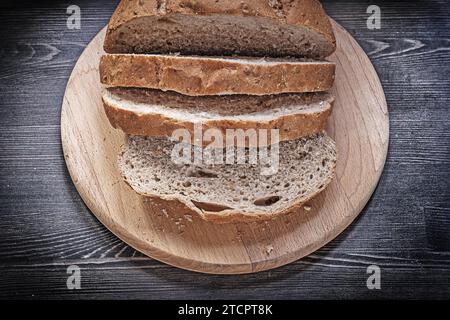 Gebackenes braunes Brot auf einem hölzernen Schneidebrett Essen und Trinken Konzept Stockfoto