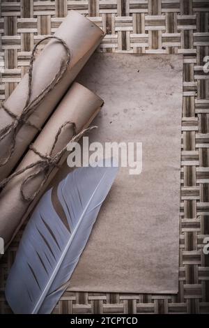 Sammlung von Vintage-leerem Blatt mit schnurgebundenem Papier, Scrollspitze Stockfoto