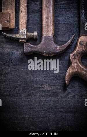 Die Zusammensetzung von altverrosteten Bauwerkzeugen auf Holzplatten Stockfoto